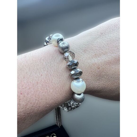 Faux pearl and beaded tassel stretch bracelet - Picture 3 of 5